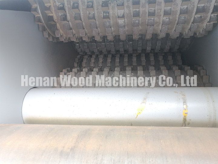 Four press rollers of drum wood chipper