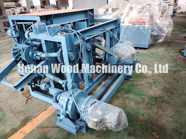Log-debarking-machine-with-plastic-protection-films