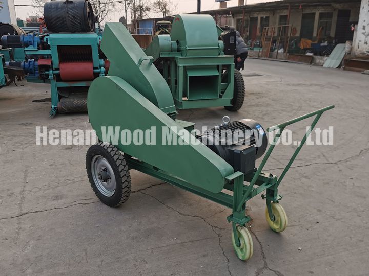 Wood-chips-making-machine-with-a-motor-four-wheels