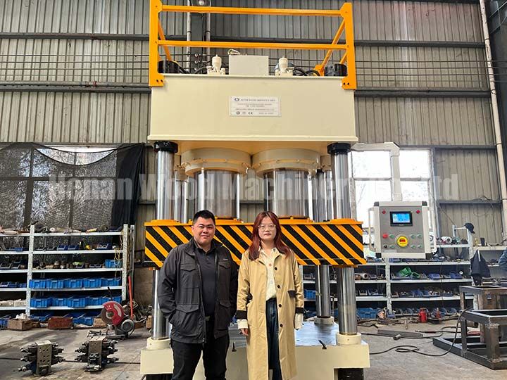 Un cliente de Malasia visita la fábrica de una máquina prensadora de paletas de madera